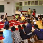 小学校にて日本伝統文化の投扇興体験